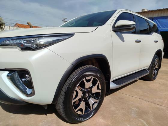 TOYOTA HILUX SW4 2.8 SRX DIAMOND 4X4 7 LUGARES 16V TURBO INTERCOOLER DIESEL 4P AUTOMÁTICO